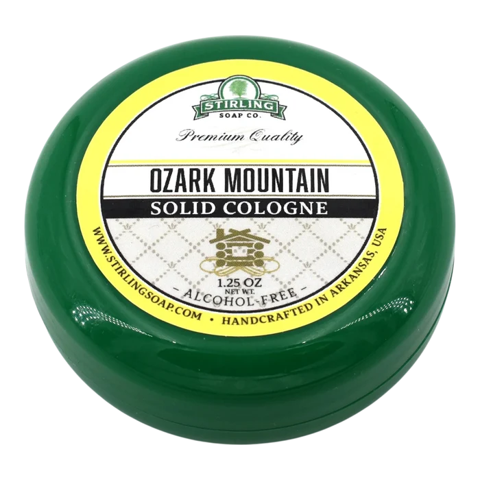 Stirling Soap Co. Ozark Mountain fast parfyme i grønn metallboks med alkohol-fri formel