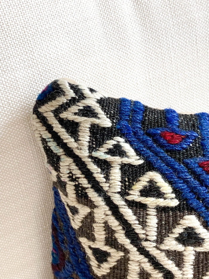 Handmade traditional Turkish kilim pillow cover made with vintage rugs 12x24 blue white