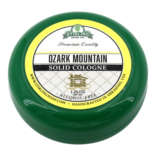 Stirling Soap Co. Ozark Mountain fast parfyme i grønn metallboks med alkohol-fri formel